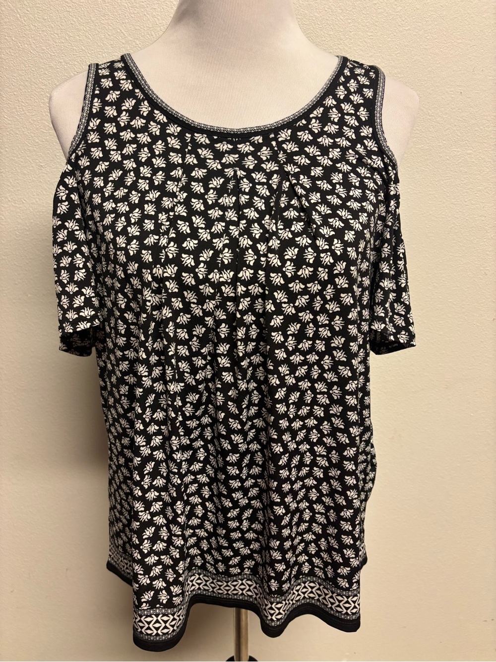 Max Studio Black & White Cold-Shoulder Floral Tank